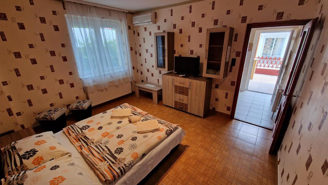 Napsugár Apartmanház Bed & Breakfast Siofok Ngoại thất bức ảnh